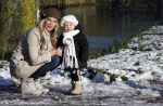 Volendam 8 december 2012
Jan Lisa en Emma Smit in de sneeuw in Volendam.
Peter Smulders bv