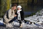 Volendam 8 december 2012
Jan Lisa en Emma Smit in de sneeuw in Volendam.
Peter Smulders bv