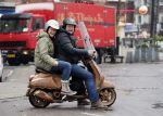 Amsterdam 3 december 2012
Menno Kohler met vriendin en hond op vespa scooter in de sneeuw.
Peter Smulders bv