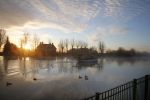 Nigtevecht 30 november 2012
De zon komt op achter ons huis met een beestje mist op de vecht.
Peter Smulders bv