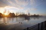 Nigtevecht 30 november 2012
De zon komt op achter ons huis met een beestje mist op de vecht.
Peter Smulders bv