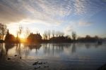 Nigtevecht 30 november 2012
De zon komt op achter ons huis met een beestje mist op de vecht.
Peter Smulders bv