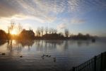 Nigtevecht 30 november 2012
De zon komt op achter ons huis met een beestje mist op de vecht.
Peter Smulders bv