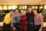 Amsterdam Zuid-Oost, 11 December 2012
Hamburgers bakken met Gerard Joling, Robert ten Brink, Ajouad El-Miloudi en
Bobbie ( Van Ernst en de rest) voor het goede doel, de Ronald McDonald Stichting
Foto Peter Smulders BV