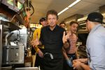 Amsterdam Zuid-Oost, 11 December 2012
Hamburgers bakken met Gerard Joling, Robert ten Brink, Ajouad El-Miloudi en
Bobbie ( Van Ernst en de rest) voor het goede doel, de Ronald McDonald Stichting
Foto Peter Smulders BV