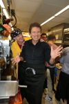 Amsterdam Zuid-Oost, 11 December 2012
Hamburgers bakken met Gerard Joling, Robert ten Brink, Ajouad El-Miloudi en
Bobbie ( Van Ernst en de rest) voor het goede doel, de Ronald McDonald Stichting
Foto Peter Smulders BV