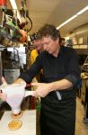 Amsterdam Zuid-Oost, 11 December 2012
Hamburgers bakken met Gerard Joling, Robert ten Brink, Ajouad El-Miloudi en
Bobbie ( Van Ernst en de rest) voor het goede doel, de Ronald McDonald Stichting
Foto Peter Smulders BV