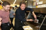 Amsterdam Zuid-Oost, 11 December 2012
Hamburgers bakken met Gerard Joling, Robert ten Brink, Ajouad El-Miloudi en
Bobbie ( Van Ernst en de rest) voor het goede doel, de Ronald McDonald Stichting
Foto Peter Smulders BV