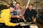 Amsterdam Zuid-Oost, 11 December 2012
Hamburgers bakken met Gerard Joling, Robert ten Brink, Ajouad El-Miloudi en
Bobbie ( Van Ernst en de rest) voor het goede doel, de Ronald McDonald Stichting
Foto Peter Smulders BV