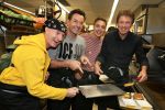 Amsterdam Zuid-Oost, 11 December 2012
Hamburgers bakken met Gerard Joling, Robert ten Brink, Ajouad El-Miloudi en
Bobbie ( Van Ernst en de rest) voor het goede doel, de Ronald McDonald Stichting
Foto Peter Smulders BV