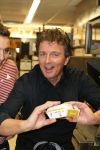 Amsterdam Zuid-Oost, 11 December 2012
Hamburgers bakken met Gerard Joling, Robert ten Brink, Ajouad El-Miloudi en
Bobbie ( Van Ernst en de rest) voor het goede doel, de Ronald McDonald Stichting
Foto Peter Smulders BV