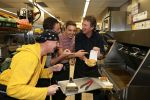 Amsterdam Zuid-Oost, 11 December 2012
Hamburgers bakken met Gerard Joling, Robert ten Brink, Ajouad El-Miloudi en
Bobbie ( Van Ernst en de rest) voor het goede doel, de Ronald McDonald Stichting
Foto Peter Smulders BV