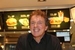 Amsterdam Zuid-Oost, 11 December 2012
Hamburgers bakken met Gerard Joling, Robert ten Brink, Ajouad El-Miloudi en
Bobbie ( Van Ernst en de rest) voor het goede doel, de Ronald McDonald Stichting
Foto Peter Smulders BV
