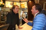 Amsterdam Zuid-Oost, 11 December 2012
Hamburgers bakken met Gerard Joling, Robert ten Brink, Ajouad El-Miloudi en
Bobbie ( Van Ernst en de rest) voor het goede doel, de Ronald McDonald Stichting
Foto Peter Smulders BV