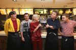 Amsterdam Zuid-Oost, 11 December 2012
Hamburgers bakken met Gerard Joling, Robert ten Brink, Ajouad El-Miloudi en
Bobbie ( Van Ernst en de rest) voor het goede doel, de Ronald McDonald Stichting Debbie de Wagenaar, Interim Manager Communications, Public Affairs bij McDonald's Nederland
Foto Peter Smulders BV