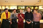 Amsterdam Zuid-Oost, 11 December 2012
Hamburgers bakken met Gerard Joling, Robert ten Brink, Ajouad El-Miloudi en
Bobbie ( Van Ernst en de rest) voor het goede doel, de Ronald McDonald Stichting Debbie de Wagenaar, Interim Manager Communications, Public Affairs bij McDonald's Nederland
Foto Peter Smulders BV