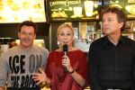 Amsterdam Zuid-Oost, 11 December 2012
Hamburgers bakken met Gerard Joling, Robert ten Brink, Ajouad El-Miloudi en
Bobbie ( Van Ernst en de rest) voor het goede doel, de Ronald McDonald Stichting Debbie de Wagenaar, Interim Manager Communications, Public Affairs bij McDonald's Nederland
Foto Peter Smulders BV