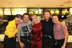 Amsterdam Zuid-Oost, 11 December 2012
Hamburgers bakken met Gerard Joling, Robert ten Brink, Ajouad El-Miloudi en
Bobbie ( Van Ernst en de rest) voor het goede doel, de Ronald McDonald Stichting Debbie de Wagenaar, Interim Manager Communications, Public Affairs bij McDonald's Nederland
Foto Peter Smulders BV