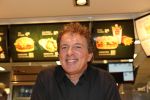 Amsterdam Zuid-Oost, 11 December 2012
Hamburgers bakken met Gerard Joling, Robert ten Brink, Ajouad El-Miloudi en
Bobbie ( Van Ernst en de rest) voor het goede doel, de Ronald McDonald Stichting
Foto Peter Smulders BV