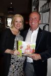 Hoorn 14 december 2012
Presentatie nieuwe boeken van Sonja Bakker waarvan 1 in samenwerking met LIDL.
Haar vriend Jan Reus presenteert het geheel en poseert samen met zijn zwangere vriendin.
Peter Smulders bv