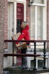 Amsterdam 9 december 2012
Tess Milne aan het verhuizen naar haar nieuwe huis aan de amsterdamse grachten.
Peter Smulders bv