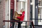 Amsterdam 9 december 2012
Tess Milne aan het verhuizen naar haar nieuwe huis aan de amsterdamse grachten.
Peter Smulders bv