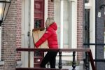 Amsterdam 9 december 2012
Tess Milne aan het verhuizen naar haar nieuwe huis aan de amsterdamse grachten.
Peter Smulders bv