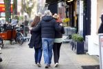 Amsterdam 2 december 2013
Caroline Tensen op de cornelis schuytstraat met dochter Lotte en Frank Wisse