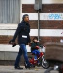Amsterdam 2 december 2013
Frank Rijkaard met zijn zoontje op de fiets.
