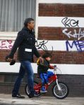 Amsterdam 2 december 2013
Frank Rijkaard met zijn zoontje op de fiets.