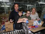 Helmond, 8 December 2013
Frans Bauer samen met Mariska Bauer en de twee oudste kinderen en De Kerstman bij het inpakken van kado's.
Foto Peter Smulders BV
