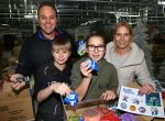 Helmond, 8 December 2013
Frans Bauer samen met Mariska Bauer en de twee oudste kinderen en De Kerstman bij het inpakken van kado's.
Foto Peter Smulders BV