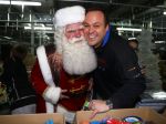 Helmond, 8 December 2013
Frans Bauer samen met Mariska Bauer en de twee oudste kinderen en De Kerstman bij het inpakken van kado's.
Foto Peter Smulders BV