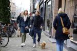 Amsterdam 30 november 2013
John Ewbank en Kelly Weekers met hun hondje op de pc hooftstraat