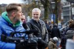 Amsterdam 26 november 2013
Mark v Eeuwen tijdens de opnames van de film kidnap of Freddy Heineken in Amsterdam. peter R de Vries met zijn zoon op de set