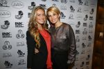 Amsterdam 18 november 2013
Anouk Smulders ontvangt de eerste armband by LouLou Sumo in club Abe.
Anouk met Sharon Pieksma