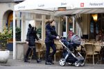 Amsterdam 22 november 2013
Suze mens achter de kinderwagen met ddarin zoon van dochter Suze.