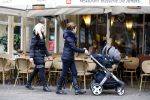 Amsterdam 22 november 2013
Suze mens achter de kinderwagen met ddarin zoon van dochter Suze.