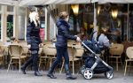 Amsterdam 22 november 2013
Suze mens achter de kinderwagen met ddarin zoon van dochter Suze.