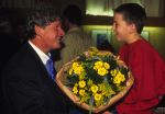 Jantje Smit krijgt bloemen van Wilibrord Frequin
Jan Smit