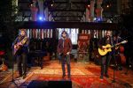Volendam 13 november 2014
Presentatie nieuwe kerst cd van de 3j's met Jan Dulles Jaap kwakman en Jan de Witte. Glennis Grace reikt het eerste exemplaar uit.