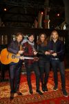 Volendam 13 november 2014
Presentatie nieuwe kerst cd van de 3j's met Jan Dulles Jaap kwakman en Jan de Witte. Glennis Grace reikt het eerste exemplaar uit.
