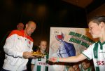 Noordwijk 14 november 2014
Arjen Robben neemt het eerste stripboek over zijn voetbal carriere in ontvangst in hotel Huis ter Duin en aansluitend geeft hij een voetbal clinic op het strand.