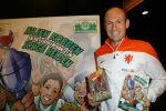 Noordwijk 14 november 2014
Arjen Robben neemt het eerste stripboek over zijn voetbal carriere in ontvangst in hotel Huis ter Duin en aansluitend geeft hij een voetbal clinic op het strand.