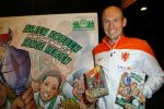 Noordwijk 14 november 2014
Arjen Robben neemt het eerste stripboek over zijn voetbal carriere in ontvangst in hotel Huis ter Duin en aansluitend geeft hij een voetbal clinic op het strand.