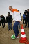 Noordwijk 14 november 2014
Arjen Robben neemt het eerste stripboek over zijn voetbal carriere in ontvangst in hotel Huis ter Duin en aansluitend geeft hij een voetbal clinic op het strand.