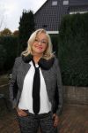 Harderwijk 13 november 2014
Corry Konings reikt de erste cd aan Koos Alberts uit . De presentatie vindt plaats bij Koos thuis in de tuin in aanwezigheid van fans en collega's.