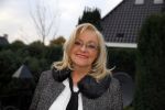 Harderwijk 13 november 2014
Corry Konings reikt de erste cd aan Koos Alberts uit . De presentatie vindt plaats bij Koos thuis in de tuin in aanwezigheid van fans en collega's.