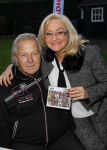 Harderwijk 13 november 2014
Corry Konings reikt de erste cd aan Koos Alberts uit . De presentatie vindt plaats bij Koos thuis in de tuin in aanwezigheid van fans en collega's.