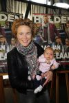 Ridderkerk 10 november 2014
Presentatie Helden met oa Klaasjan Huntelaar met vrouw en kinderen bij v d Valk. Daphne Koster met baby